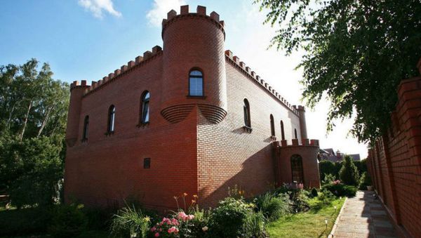An ad for a castle outside Moscow has been placed on the short-term rental website Airbnb; one key selling point is that it comes with a ghost An ad for a castle outside Moscow has been placed on the short-term rental website Airbnb; one key selling point is that it comes with a ghost - Sputnik International