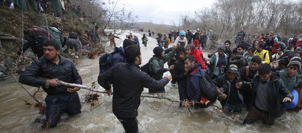 Migrants wade across a river near the Greek-Macedonian border, west of the the village of Idomeni, Greece, March 14, 2016 Migrants wade across a river near the Greek-Macedonian border, west of the the village of Idomeni, Greece, March 14, 2016 - Sputnik International