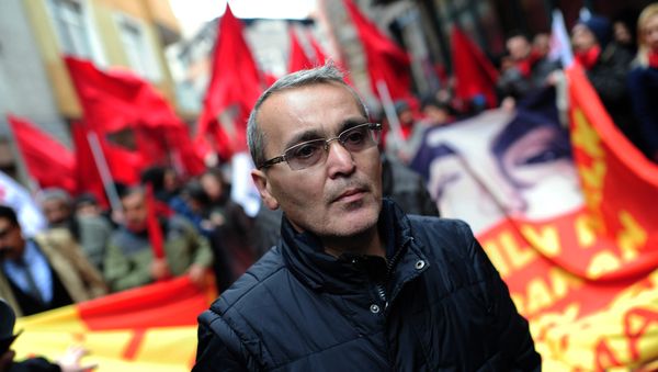Berkin Elvan's father Sami Elvan marches in Istanbul on March 7, 2015 as thousands of people marched to mark the first anniversary of the death of the youngest victim of the Gezi Park protests - Sputnik International