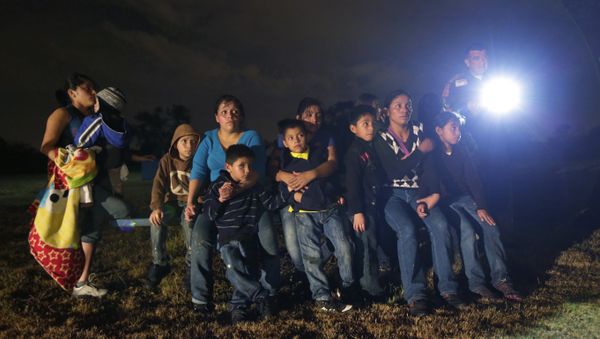 A group of young migrants from Honduras and El Salvador who crossed the U.S.-Mexico border illegally as they are stopped in Granjeno, Texas (File) - Sputnik International