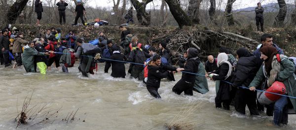 Migrants wade across a river near the Greek-Macedonian border, west of the the village of Idomeni, Greece, March 14, 2016 Migrants wade across a river near the Greek-Macedonian border, west of the the village of Idomeni, Greece, March 14, 2016 - Sputnik International