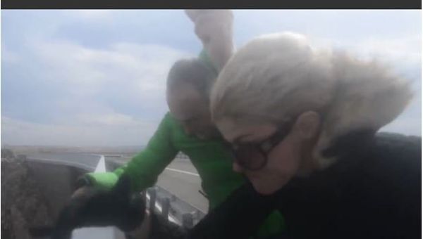 Hurricane Force Winds atop Bridge - Sputnik International