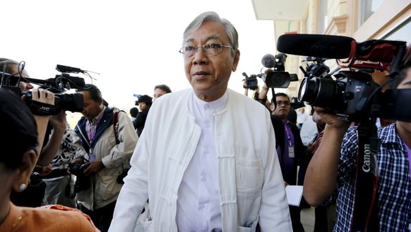 Htin Kyaw (C), the National League for Democracy (NLD) nominated presidential candidate for the lower house of parliament, arrives at Parliament in Naypyitaw February 1, 2016. Picture taken February 1, 2016 Htin Kyaw (C), the National League for Democracy (NLD) nominated presidential candidate for the lower house of parliament, arrives at Parliament in Naypyitaw February 1, 2016. Picture taken February 1, 2016 - Sputnik International
