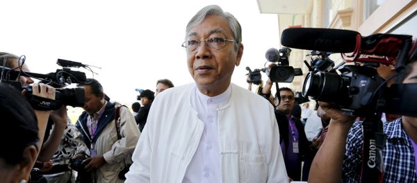 Htin Kyaw (C), the National League for Democracy (NLD) nominated presidential candidate for the lower house of parliament, arrives at Parliament in Naypyitaw February 1, 2016. Picture taken February 1, 2016 - Sputnik International