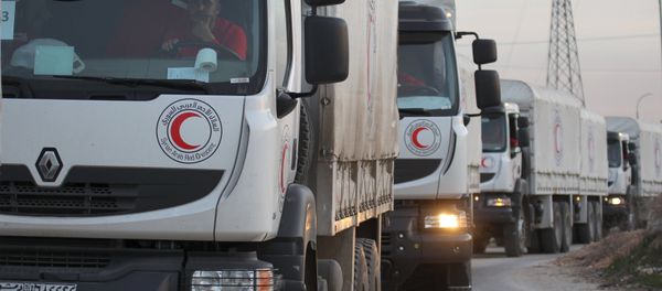 A Syrian Arab Red Crescent aid convoy heads towards the villages of al-Foua and Kefraya in Idlib province, Syria February 17, 2016 A Syrian Arab Red Crescent aid convoy heads towards the villages of al-Foua and Kefraya in Idlib province, Syria February 17, 2016 - Sputnik International