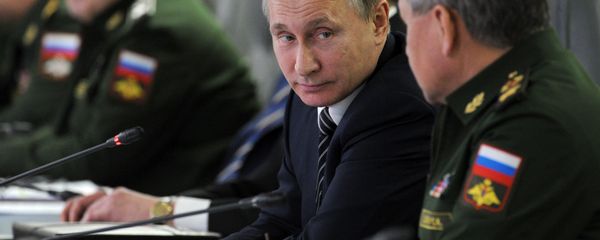 Russian President Vladimir Putin, second right, speak with Russian Defense Minister Sergei Shoigu, right, as he attends a meeting with top military and leaders of military industry in the Defense Ministry in in Moscow, Russia, Friday, March 11, 2016 - Sputnik International