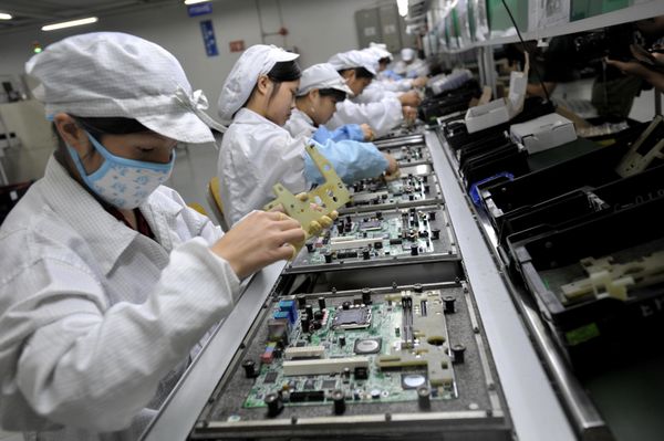 Chinese workers assemble electronic components at the Foxconn's factory in Shenzhen, in the southern Guangzhou province (File) Chinese workers assemble electronic components at the Foxconn's factory in Shenzhen, in the southern Guangzhou province (File) - Sputnik International