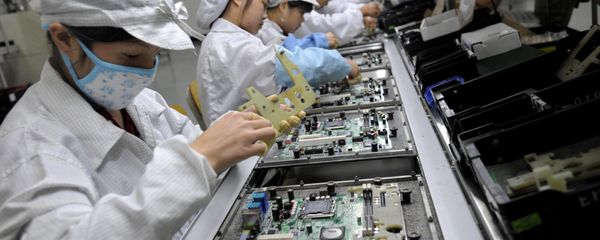Chinese workers assemble electronic components at the Taiwanese technology giant Foxconn's factory in Shenzhen, in the southern Guangzhou province (File) - Sputnik International