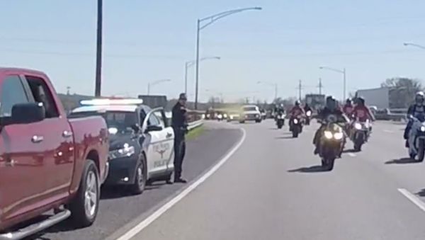 Cop Pepper-Sprays Passing Bikers for No Apparent Reason - Sputnik International