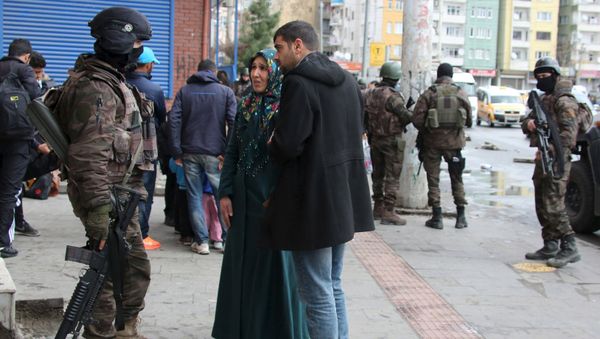 Residents talk to a member of Turkish police special forces as they flee after clashes between security forces and Kurdish militants from Baglar district, which is partially under curfew, in the Kurdish-dominated southeastern city of Diyarbakir, Turkey March 15, 2016 Residents talk to a member of Turkish police special forces as they flee after clashes between security forces and Kurdish militants from Baglar district, which is partially under curfew, in the Kurdish-dominated southeastern city of Diyarbakir, Turkey March 15, 2016 - Sputnik International