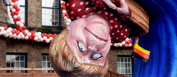 A carnival float depicting German Chancellor Angela Merkel in a small boat on a wave. - Sputnik International