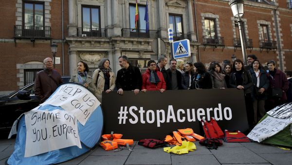 People protest against the EU-Turkey migrant deal in front of the Spanish foreign ministry in Madrid, Spain, March 16, 2016 - Sputnik International