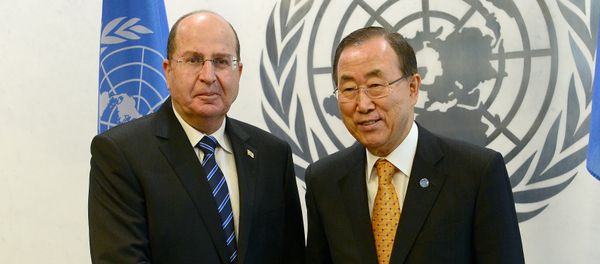 UN Secretary-General Ban Ki-moon (R) greets Israel's Defense Minister Moshe Ya'alon - Sputnik International