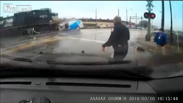 Dashcam Shows Train Crash Into Van - Sputnik International
