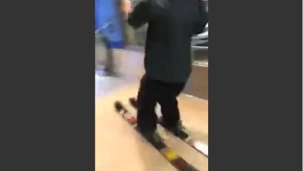 Guy Skis down Stairs and Escalators - Sputnik International