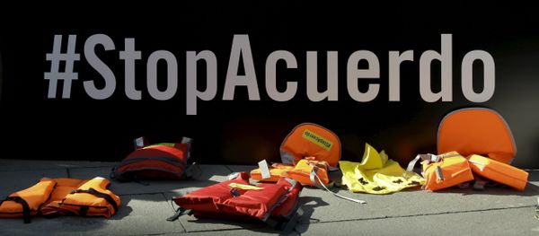Life vests lie in front of a banner reading Stop the Deal during a protest against the EU-Turkey migrant deal in front of the Spanish foreign ministry in Madrid, Spain, March 16, 2016. Life vests lie in front of a banner reading Stop the Deal during a protest against the EU-Turkey migrant deal in front of the Spanish foreign ministry in Madrid, Spain, March 16, 2016. - Sputnik International