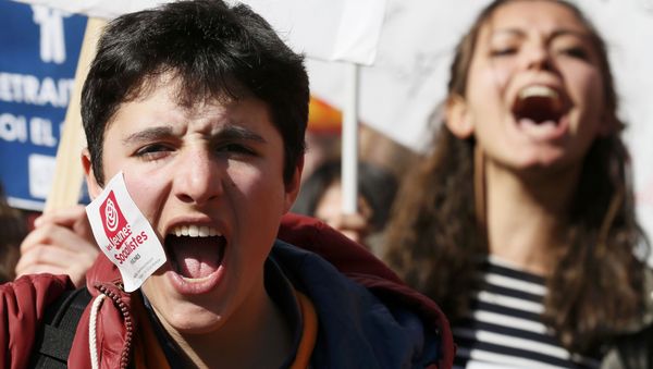 French high school and university students take part in a demonstration against the labour reform bill proposal in Paris. French high school and university students take part in a demonstration against the labour reform bill proposal in Paris. - Sputnik International