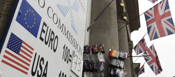 A rates board is seen outside of a Forex outlet in central London, Britain, February 22 , 2016. - Sputnik International