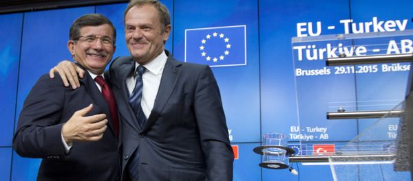 European Council President Donald Tusk, right, puts his arm on the shoulder of Turkish Prime Minister Ahmet Davutoglu after a media conference at an EU-Turkey summit in Brussels on Sunday, Nov. 29, 2015. European Council President Donald Tusk, right, puts his arm on the shoulder of Turkish Prime Minister Ahmet Davutoglu after a media conference at an EU-Turkey summit in Brussels on Sunday, Nov. 29, 2015. - Sputnik International