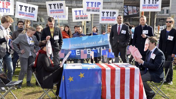 Activists stage mock talks as they demonstrate against the Transatlantic Trade and Investment Partnership (TTIP) between the EU and the USA outside the European Parliament at Luxembourg Place in Brussels on February 24, 2016. Activists stage mock talks as they demonstrate against the Transatlantic Trade and Investment Partnership (TTIP) between the EU and the USA outside the European Parliament at Luxembourg Place in Brussels on February 24, 2016. - Sputnik International
