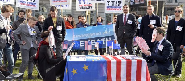 Activists stage mock talks as they demonstrate against the Transatlantic Trade and Investment Partnership (TTIP) between the EU and the USA outside the European Parliament at Luxembourg Place in Brussels on February 24, 2016. - Sputnik International