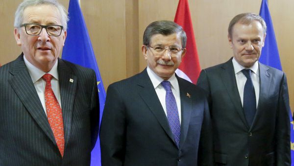 Turkish Prime Minister Ahmet Davutoglu poses with European Commission President Jean-Claude Juncker (L) and European Council President Donald Tusk (R) during a European Union leaders summit on migration in Brussels, Belgium, March 18, 2016. Turkish Prime Minister Ahmet Davutoglu poses with European Commission President Jean-Claude Juncker (L) and European Council President Donald Tusk (R) during a European Union leaders summit on migration in Brussels, Belgium, March 18, 2016. - Sputnik International