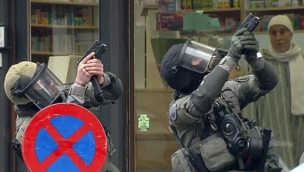 Armed Belgian police secure the area, in this still image taken from video, upon their arrival in Molenbeeck, near Brussels, Belgium Armed Belgian police secure the area, in this still image taken from video, upon their arrival in Molenbeeck, near Brussels, Belgium - Sputnik International
