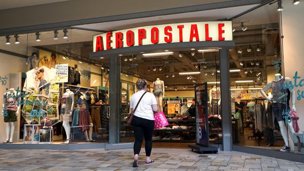 A customer enters an Aeropostale store in Broomfield, Colorado, United States in this May 14, 2015 file photo. - Sputnik International