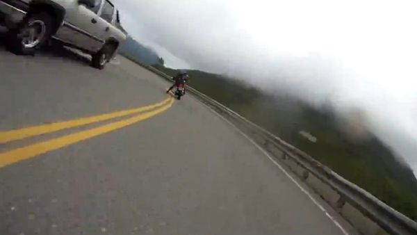 Head-On Crash Nearly Costs Biker His Life - Sputnik International