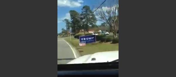Crazy driver runs over Trump - Sputnik International