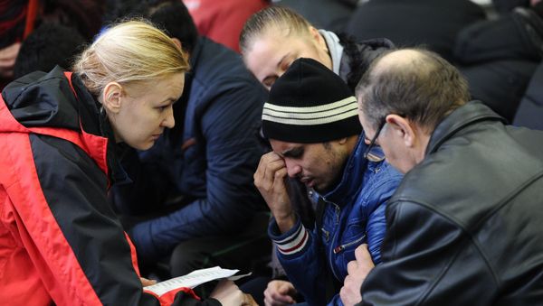 A psychologist of the Russian Emergencies Ministry speaks with a relative of a victim of the crashed Flydubai Boeing 737-800 at the airport of Rostov-On-Don, Russia - Sputnik International