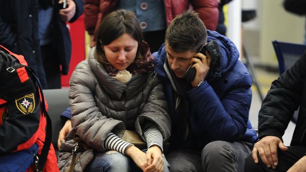 Relatives of a victim of the crashed Flydubai Boeing 737-800 at the airport of Rostov-On-Don, Russia - Sputnik International