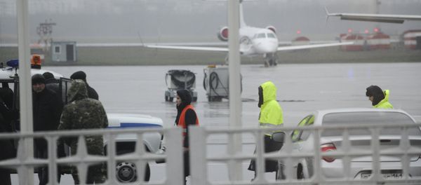 Members of operative services are seen at the airport of Rostov-On-Don, the point of destination of a Flydubai Boeing 737-800 which crashed in Rostov-On-Don, Russia, March 19, 2016. - Sputnik International