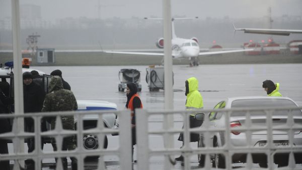 Members of operative services are seen at the airport of Rostov-On-Don, the point of destination of a Flydubai Boeing 737-800 which crashed in Rostov-On-Don, Russia, March 19, 2016. - Sputnik International