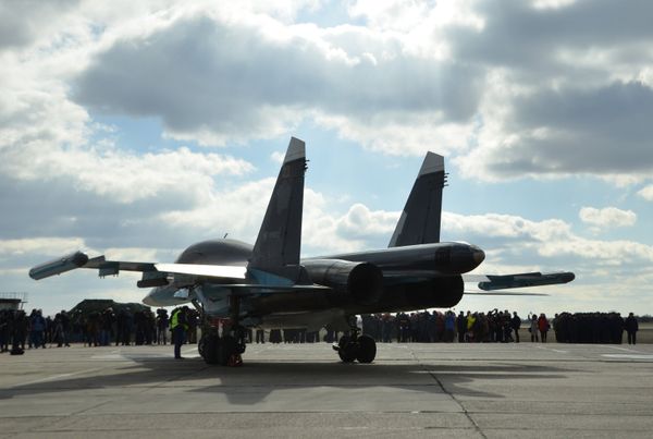 Pilots of Russian Su-34 bomber jets from Syria welcomed at an airbase in Russia's Voronezh region. - Sputnik International