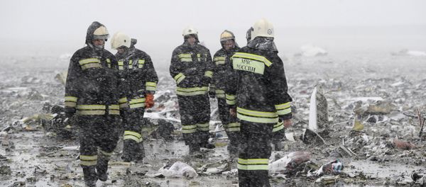Emergencies Ministry members work at the crash site of a Boeing 737-800 operated by Dubai-based budget carrier Flydubai, at the airport of Rostov-On-Don, Russia, March 19, 2016. - Sputnik International