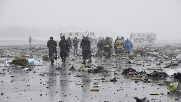 Investigators, members of Russia's Emergencies Ministry and other services work at the crash site of a Boeing 737-800 operated by Dubai-based budget carrier Flydubai, at the airport of Rostov-On-Don, Russia, March 19, 2016. - Sputnik International