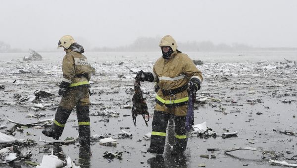 Emergencies Ministry members work at the crash site of a Boeing 737-800 Flight FZ981 operated by Dubai-based budget carrier Flydubai, at the airport of Rostov-On-Don, Russia, March 19, 2016. - Sputnik International