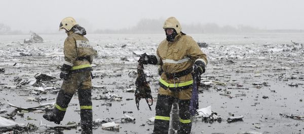 Emergencies Ministry members work at the crash site of a Boeing 737-800 Flight FZ981 operated by Dubai-based budget carrier Flydubai, at the airport of Rostov-On-Don, Russia, March 19, 2016. - Sputnik International