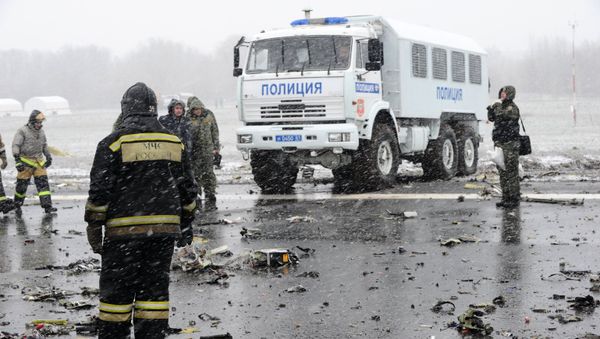 Emergencies Ministry members work at the crash site of a Boeing 737-800 Flight FZ981 operated by Dubai-based budget carrier Flydubai, at the airport of Rostov-On-Don, Russia, March 19, 2016. - Sputnik International