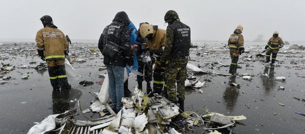 Emergencies Ministry members work at the crash site of a Boeing 737-800 Flight FZ981 operated by Dubai-based budget carrier Flydubai, at the airport of Rostov-On-Don, Russia, March 19, 2016. - Sputnik International