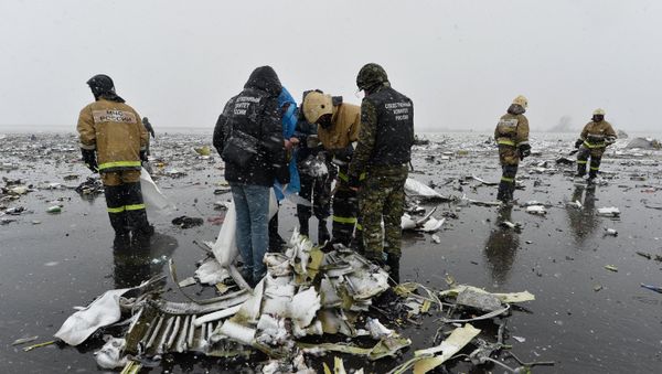 Emergencies Ministry members work at the crash site of a Boeing 737-800 Flight FZ981 operated by Dubai-based budget carrier Flydubai, at the airport of Rostov-On-Don, Russia, March 19, 2016. - Sputnik International