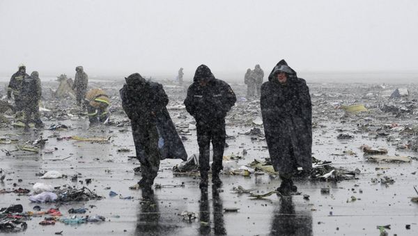 Emergencies Ministry members work at the crash site of a Boeing 737-800 Flight FZ981 operated by Dubai-based budget carrier Flydubai, at the airport of Rostov-On-Don, Russia, March 19, 2016. - Sputnik International