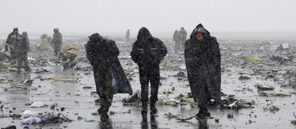 Emergencies Ministry members work at the crash site of a Boeing 737-800 Flight FZ981 operated by Dubai-based budget carrier Flydubai, at the airport of Rostov-On-Don, Russia, March 19, 2016. - Sputnik International