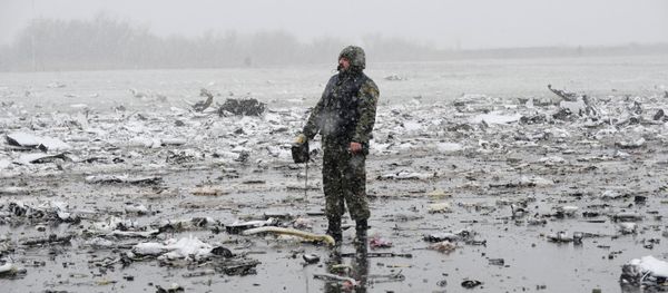 Emergencies Ministry members work at the crash site of a Boeing 737-800 Flight FZ981 operated by Dubai-based budget carrier Flydubai, at the airport of Rostov-On-Don, Russia, March 19, 2016. - Sputnik International