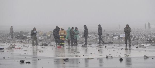 Emergencies Ministry members work at the crash site of a Boeing 737-800 Flight FZ981 operated by Dubai-based budget carrier Flydubai, at the airport of Rostov-On-Don, Russia, March 19, 2016. - Sputnik International