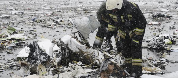 Emergencies Ministry members search the wreckage at the crash site of Flight number FZ981, a Boeing 737-800 operated by Dubai-based budget carrier Flydubai, at the airport of Rostov-On-Don, Russia, March 19, 2016. - Sputnik International
