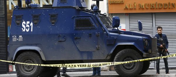 Police secure the area following a suicide bombing in a major shopping and tourist district in central Istanbul March 19, 2016. - Sputnik International