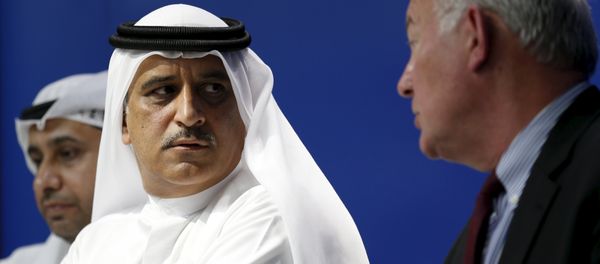 Flydubai Chief Executive Officer Ghaith Al Ghaith (C) looks at Senior Vice President of Flight Operations James Vile during their news conference about crashed Flight FZ981, a Boeing 737-800 operated by Dubai-based budget carrier Flydubai, which went down at Rostov-on-Don airport in southern Russia, in Dubai March 19, 2016. - Sputnik International