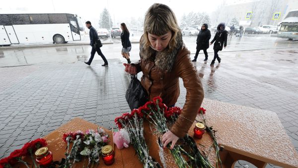 A woman lays flowers at Rostov-on-Don airport where the Boeing-737-800 passenger jet crashed on landing. - Sputnik International